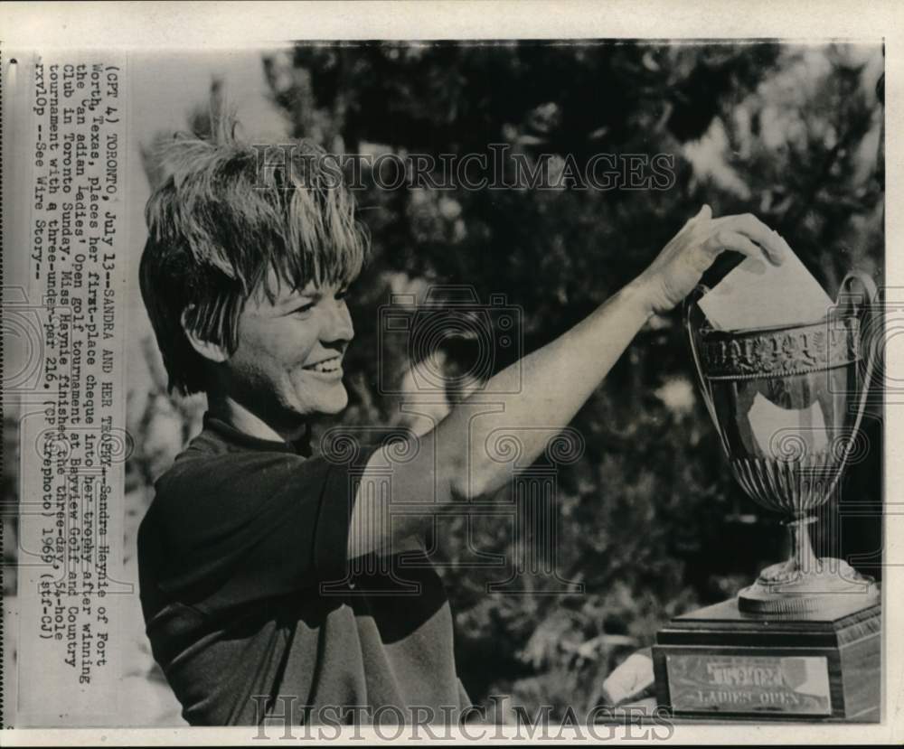 1969 Press Photo Sandra Haynie wins Canadian Ladies&#39; Open Golf trophy, Toronto- Historic Images