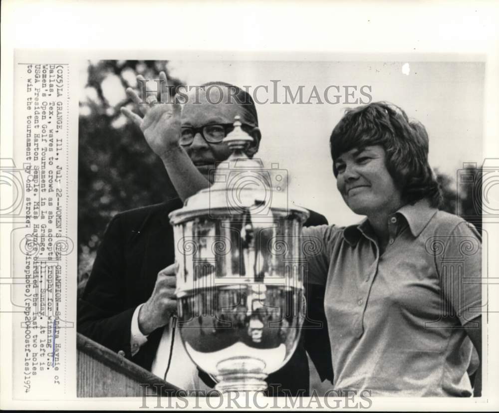 1974 Press Photo Sandra Haynie accepts US Women's Open Golf trophy, Illinois- Historic Images