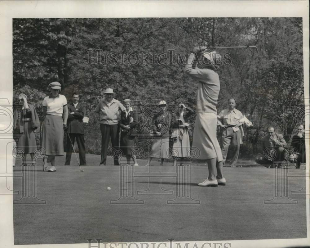 1952 Press Photo Golfer Betty Jameson Misses Putt In Seattle Open Tournament- Historic Images
