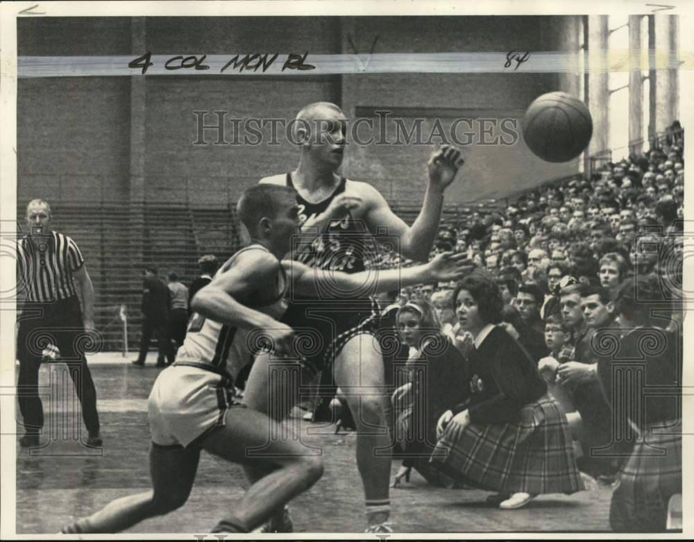 1963 Press Photo Basketball players Steve Moen & Terry Irwin during game- Historic Images