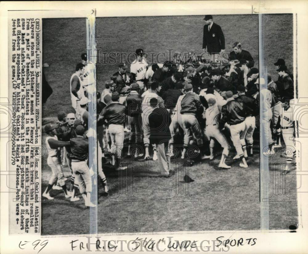 1970 Press Photo Boston Red Sox & Oakland Athletics' brawl incident, Boston- Historic Images