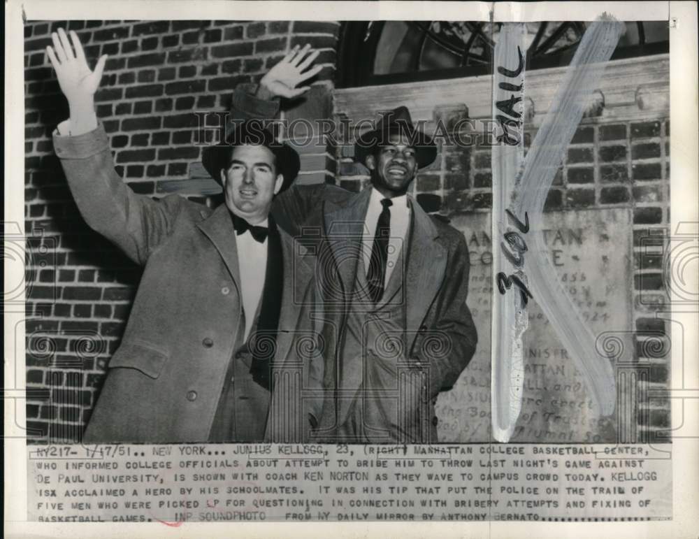 1951 Press Photo Manhattan College Basketball&#39;s Ken Norton And Junius Kellogg- Historic Images