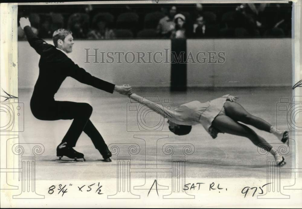 1968 Press Photo Brother-Sister Ice Skating Senior Pair Ron And Cynthia Kauffman- Historic Images