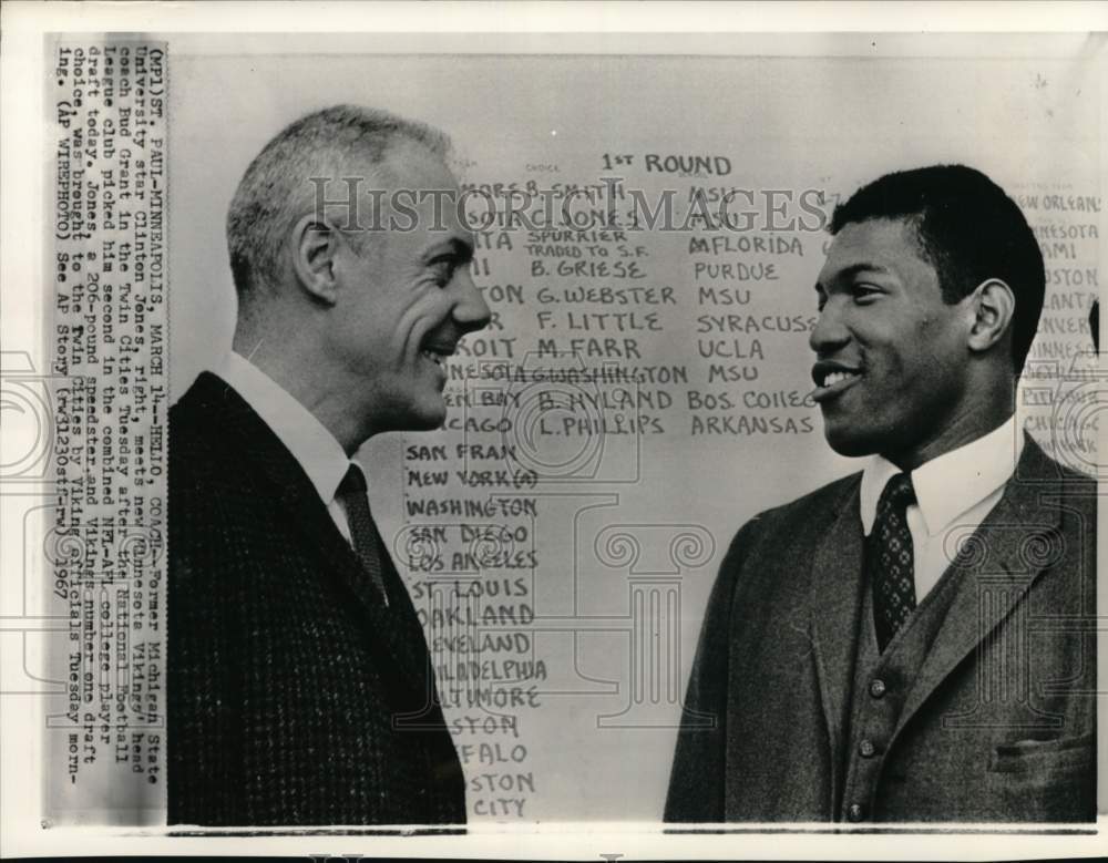 1967 Press Photo Vikings&#39; coach Bud Grant &amp; draft pick Clinton Jones, MN- Historic Images