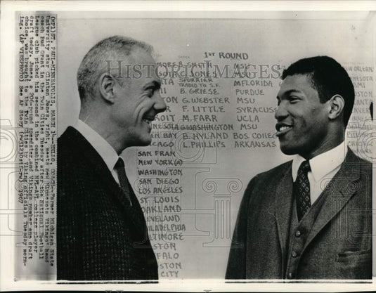 1967 Press Photo Vikings' coach Bud Grant & draft pick Clinton Jones, MN- Historic Images