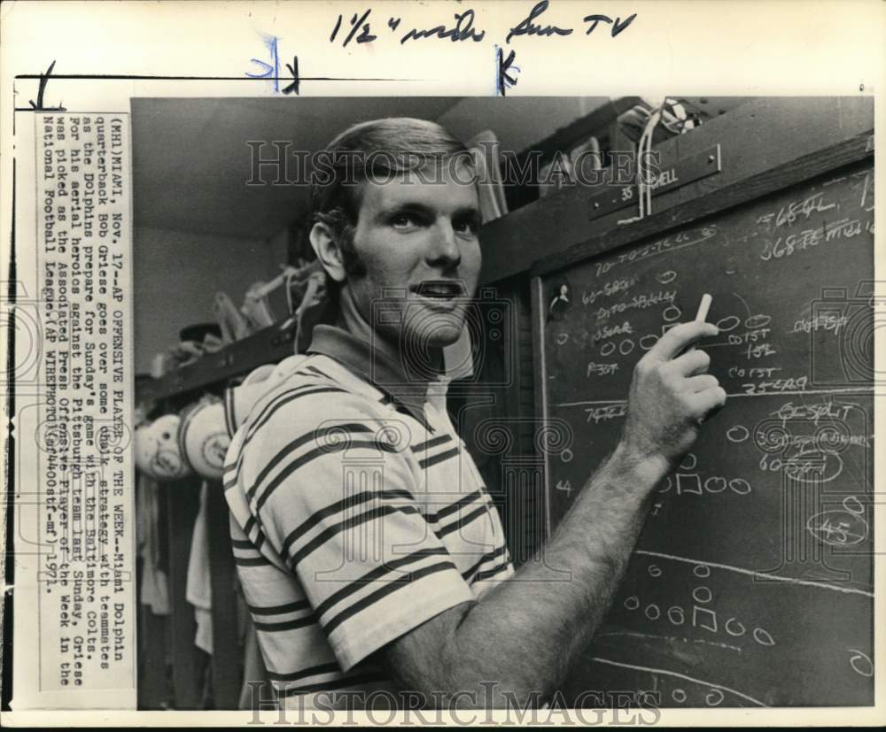 1971 Press Photo Miami Dolphins Football Quarterback Bob Griese At Chalkboard- Historic Images