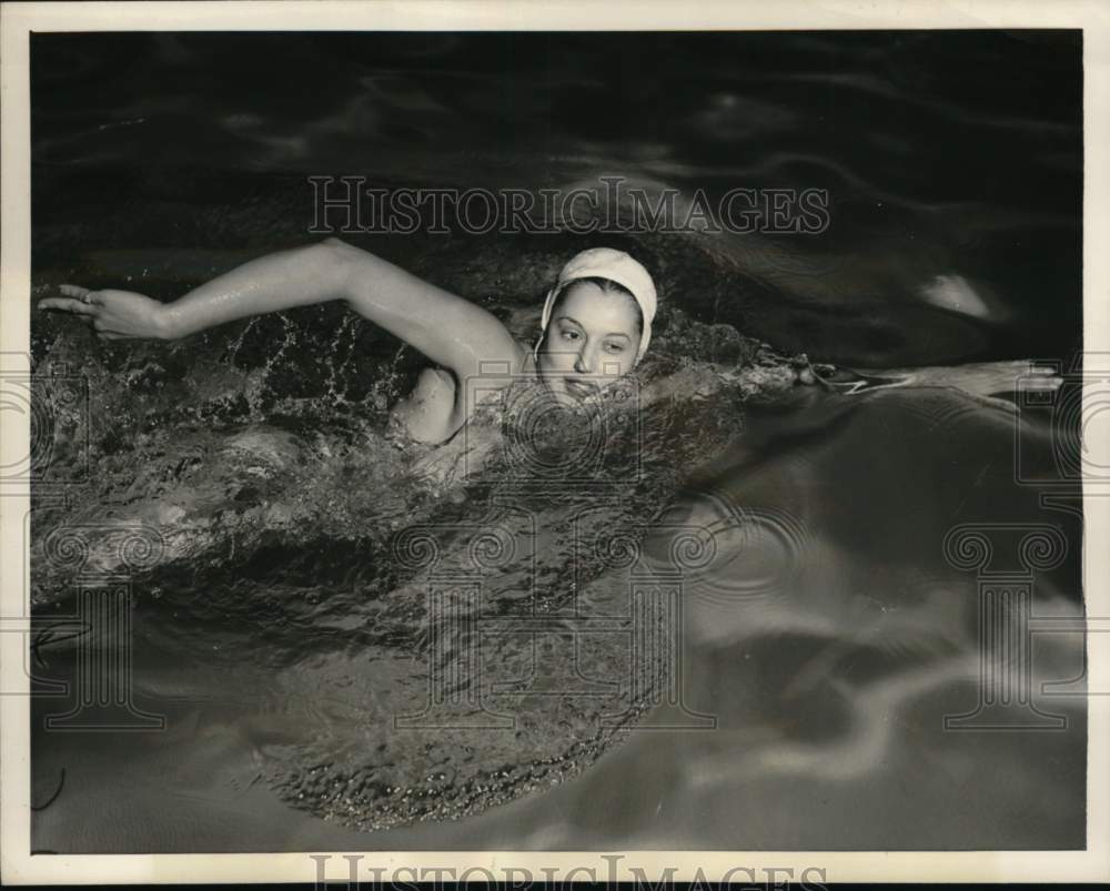 1947 Press Photo Brenda Hesler wins 100-meter race, L.A. Examiner swim meet, CA- Historic Images