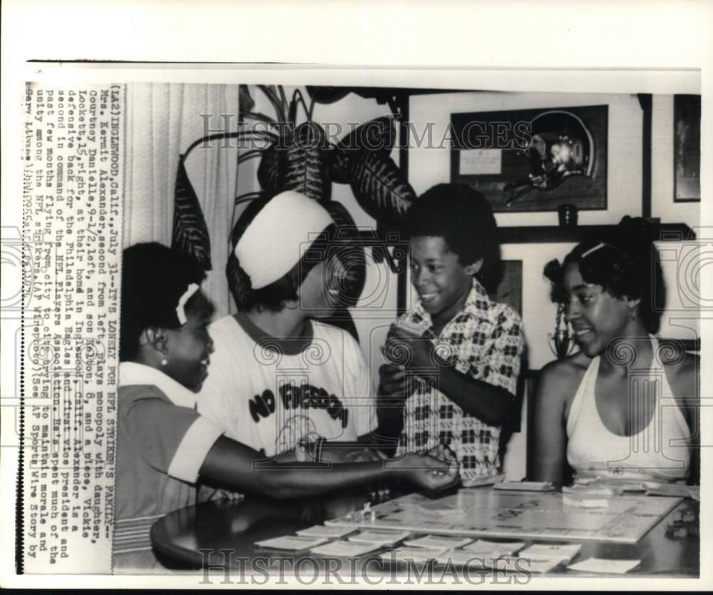 1974 Press Photo Football player's wife Mrs. Kermit Alexander & family, CA- Historic Images