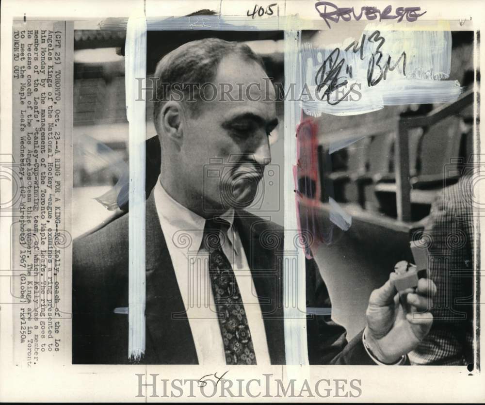 1967 Press Photo Los Angeles Kings Hockey Coach Red Kelly With Stanley Cup Ring- Historic Images