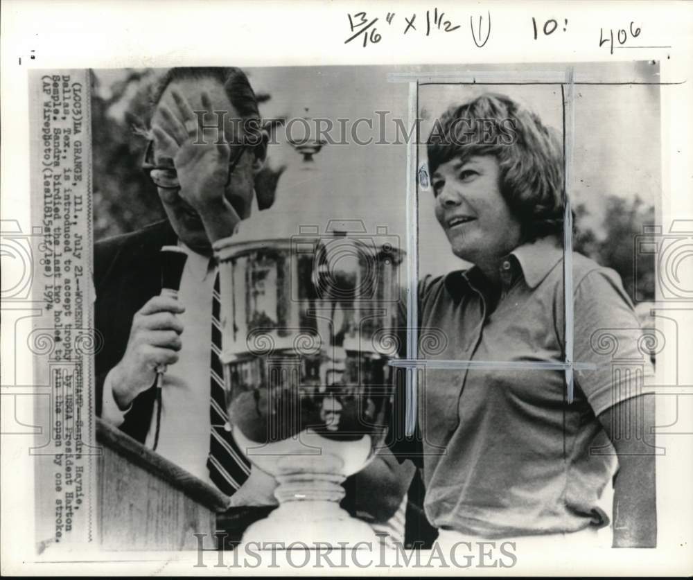 1974 Press Photo Golfer Sandra Haynie &amp; USGA President Harton Semple, Award, IL- Historic Images