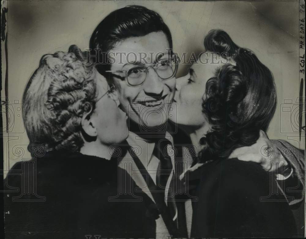 1950 Press Photo Runner Don Gehrmann, mother & fiance, Wannamaker Mile, New York- Historic Images