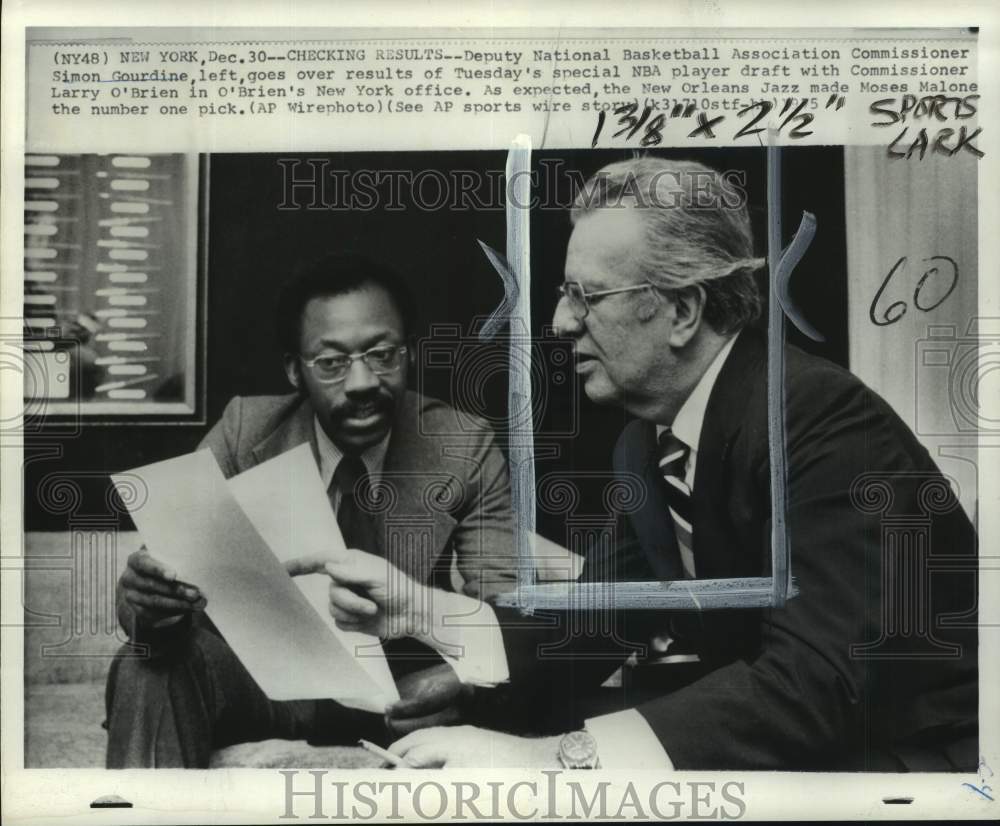 1975 Press Photo Basketball Commissioners Simon Gourdine &amp; Larry O&#39;Brien, NY- Historic Images