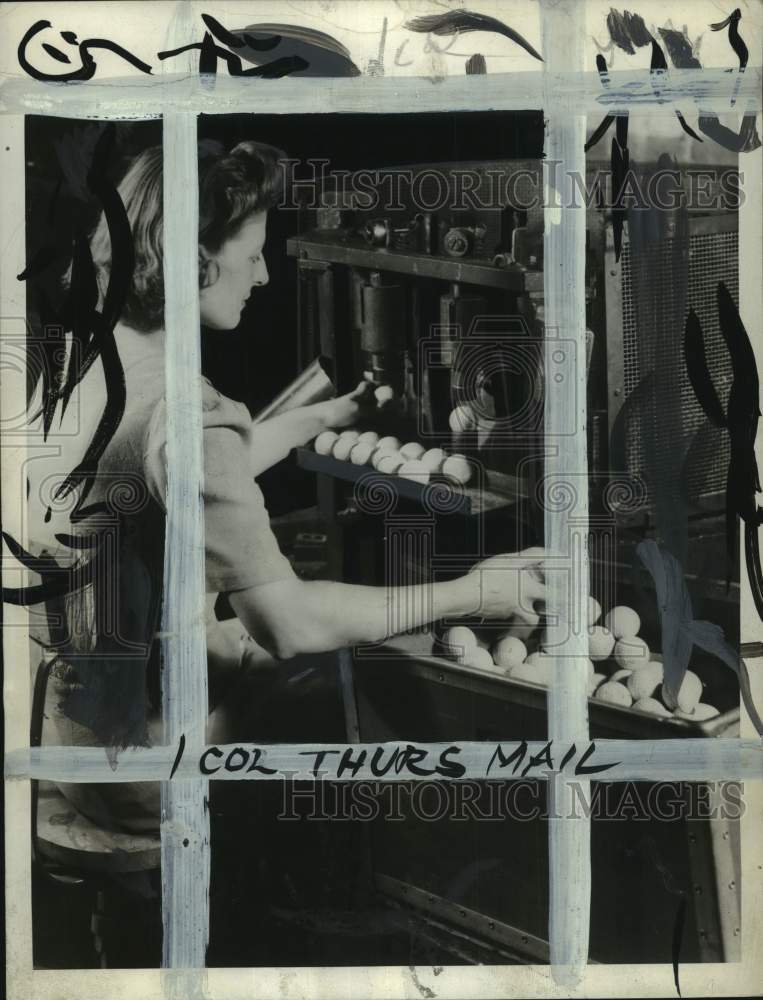 1943 Press Photo Woman reprocessing golf balls for armed forces players- Historic Images