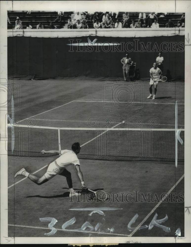 1951 Press Photo Tennis players Fred Fisher, Vic Seixas&#39; singles match, New York- Historic Images
