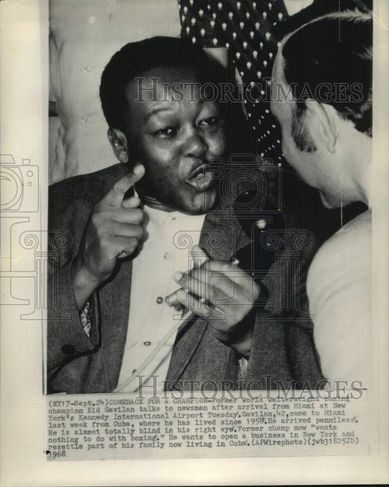 1968 Press Photo Former boxing champion Kid Gavilan with press, New York airport- Historic Images