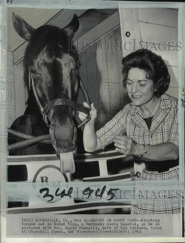 1962 Press Photo Mrs. Rust McAnnaly &amp; horse &quot;Donut King&quot;, Louisville, Kentucky- Historic Images