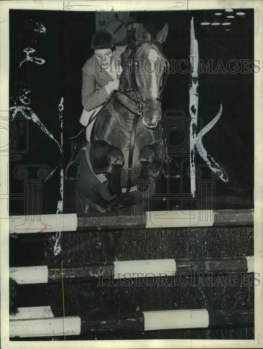 1957 Press Photo Miss Pat Smythe & Flanagan, "Horse of the Year" show, London- Historic Images