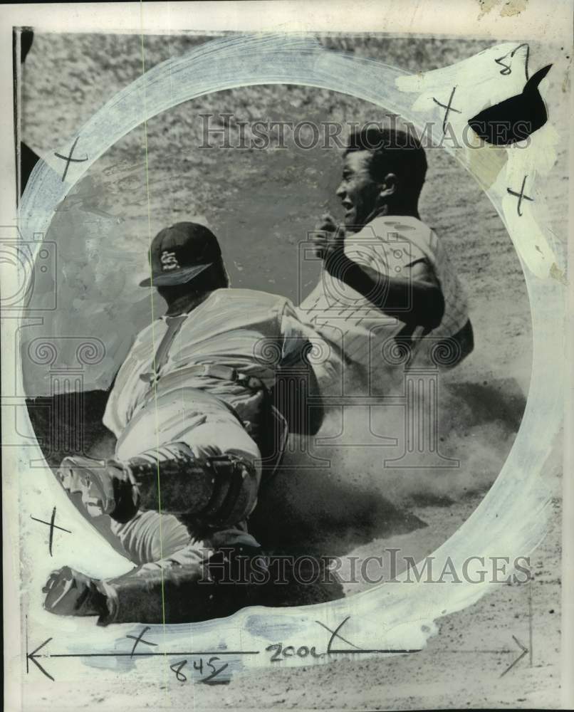 1960 Press Photo St. Louis&#39; Carl Sawatski, Phil&#39;s Tony Gonzales in baseball game- Historic Images