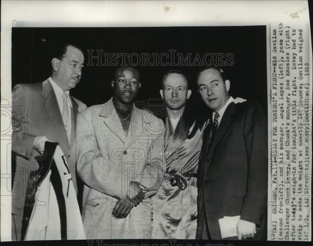 1953 Press Photo Boxer Kid Gavilan &amp; others, title fight weigh-in, Chicago, IL- Historic Images