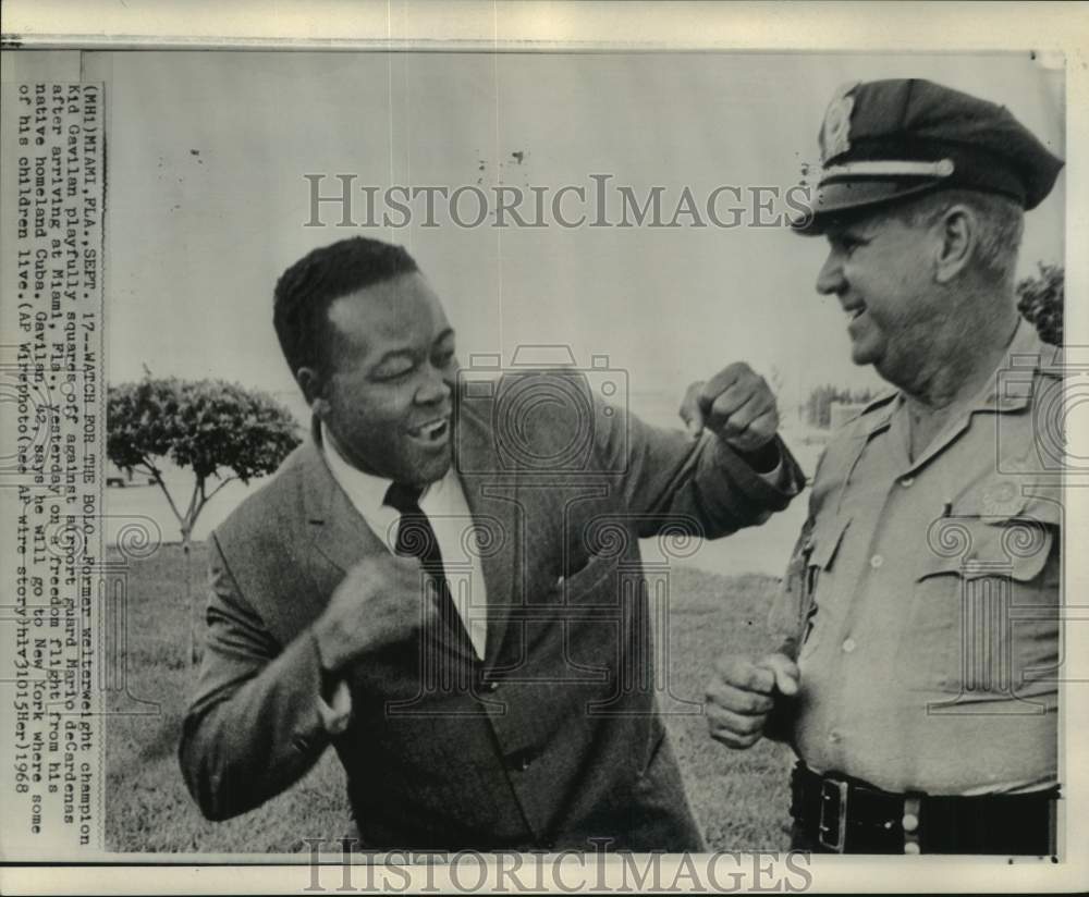 1968 Press Photo Ex-boxer Kid Gavilan, guard Mario de Cardenas, Miami, Florida- Historic Images