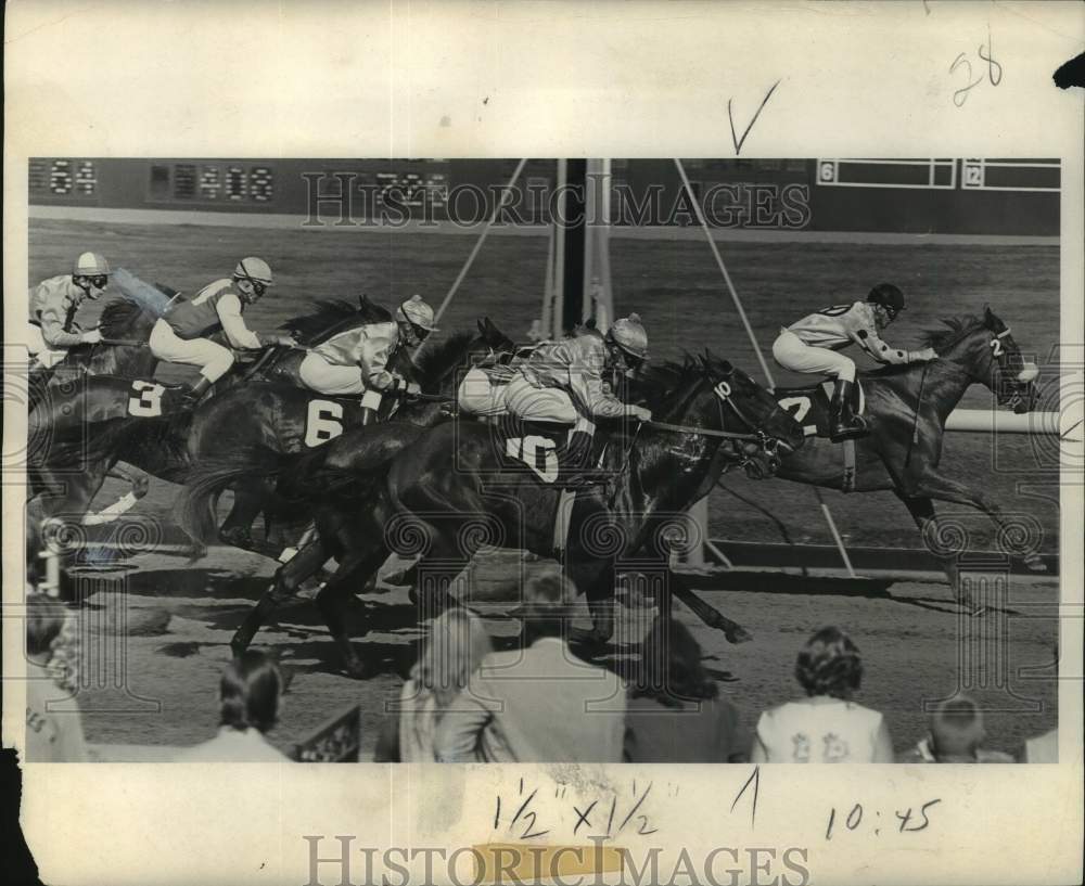 1970 Press Photo Crowd watches horse racing action - pis07806- Historic Images