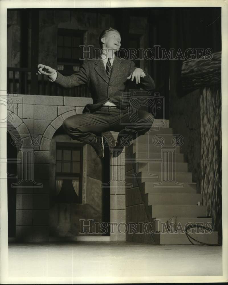 1941 Press Photo Ice Skater Les Hamilton, Hamilton Shrine Ice Carnival- Historic Images