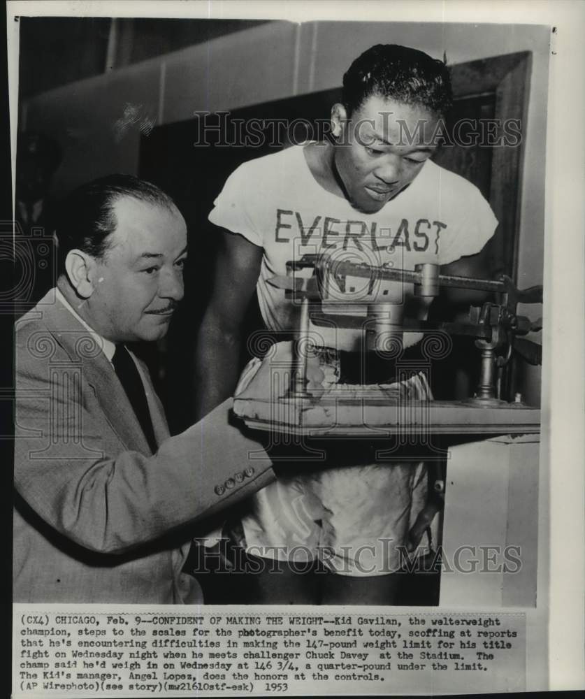 1953 Press Photo Boxing welterweight champion Kid Gavilan weighing-in, Chicago- Historic Images