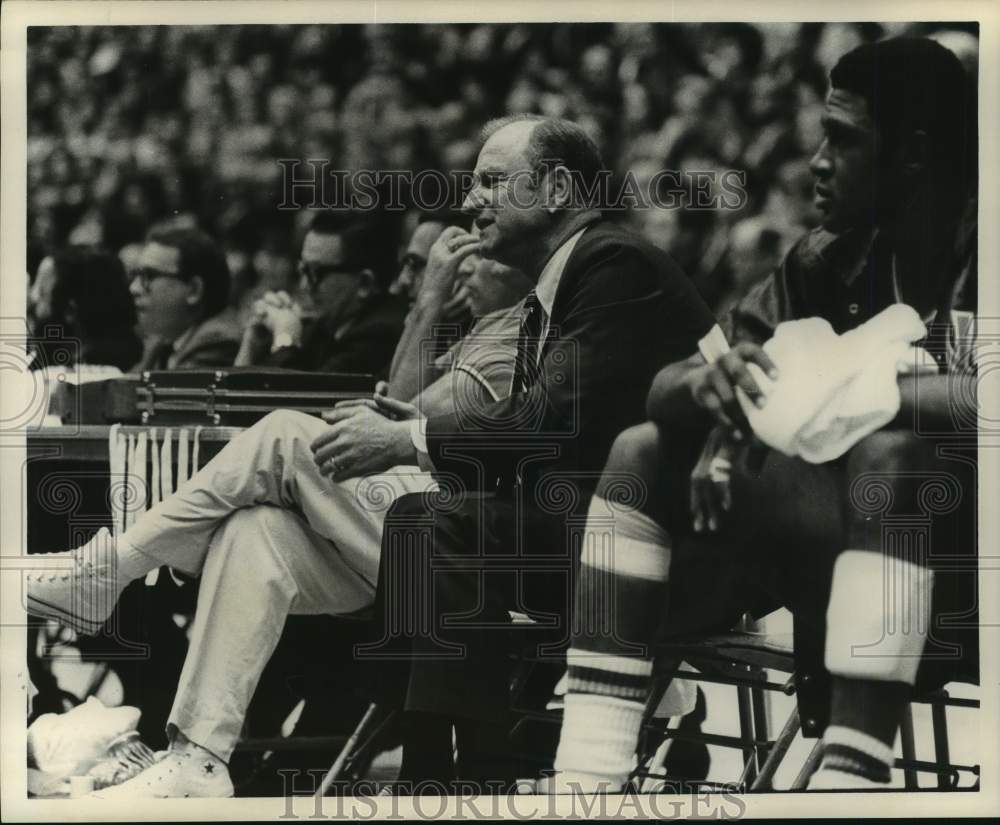 1970 Press Photo Basketball coach Red Holzman &amp; others at game - pis08067- Historic Images