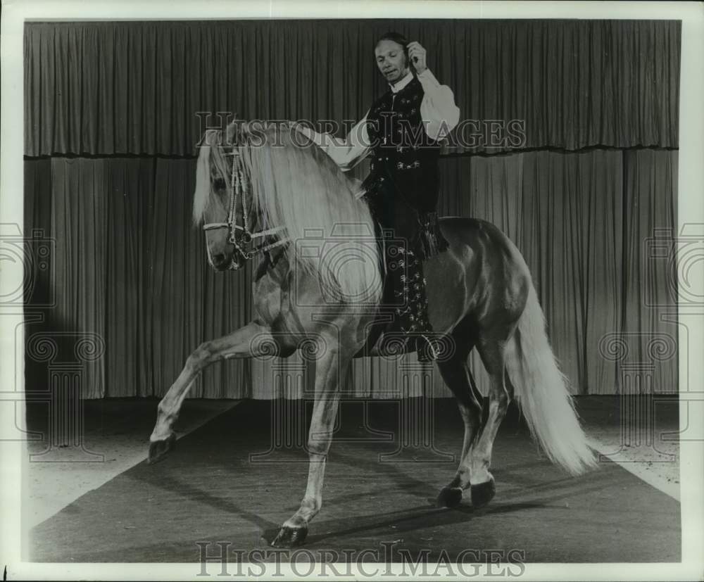 1974 Press Photo Palomino horse &amp; equestrian - pis08068- Historic Images