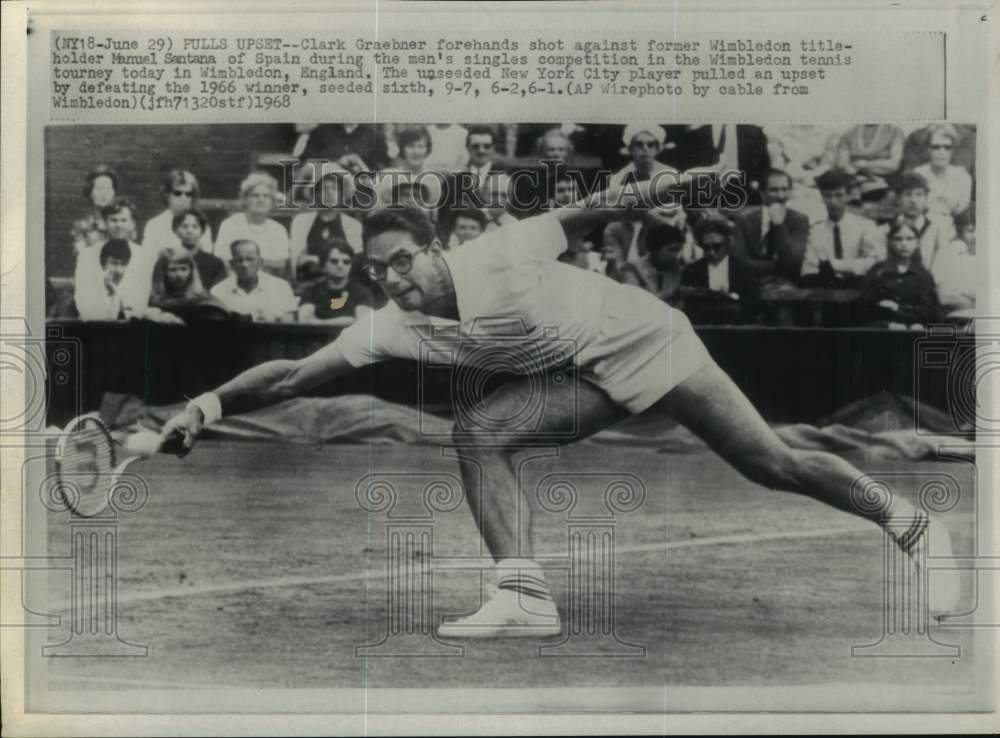 1968 Press Photo Clark Graebner &amp; spectators, Wimbledon Tennis Tourney, England- Historic Images