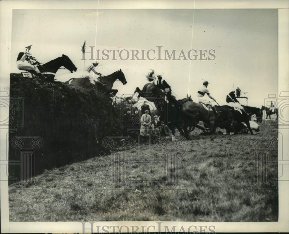 1949 Press Photo Jockeys &amp; horses, Grand National Steeplechase, Aintree, England- Historic Images