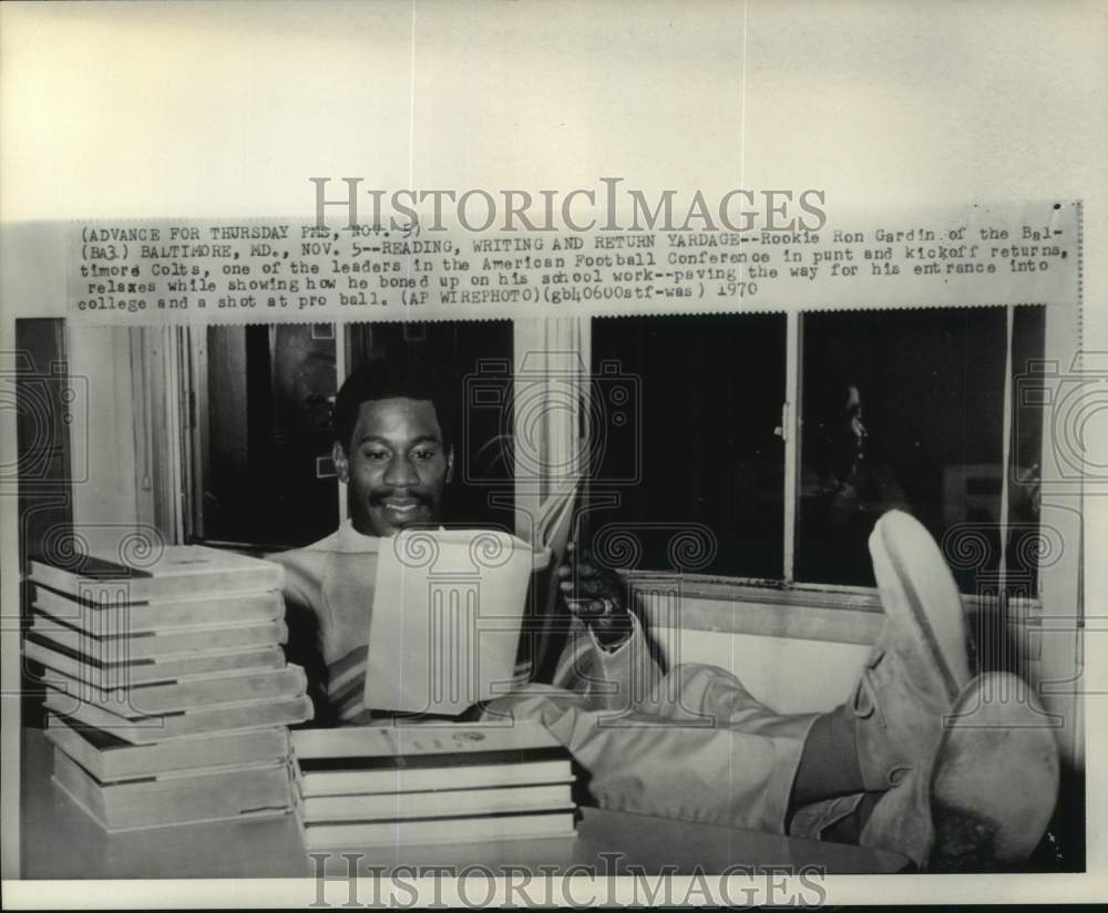 1970 Press Photo Baltimore Colts&#39; Ron Gardin studies, Baltimore, Maryland- Historic Images