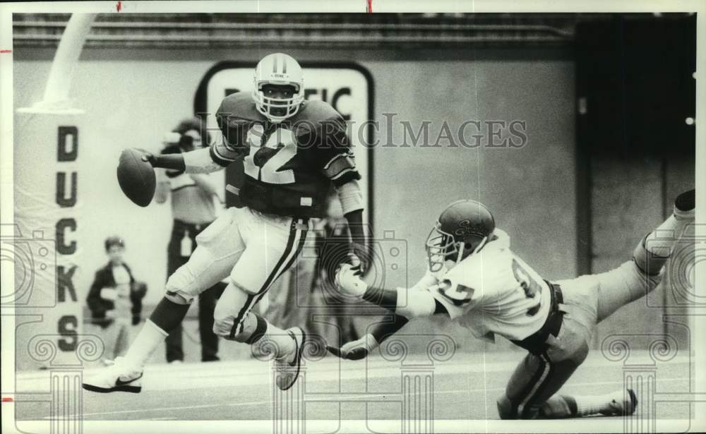 1982 Press Photo Oregon Ducks Football Quarterback Dana Hill Eludes Tackler- Historic Images