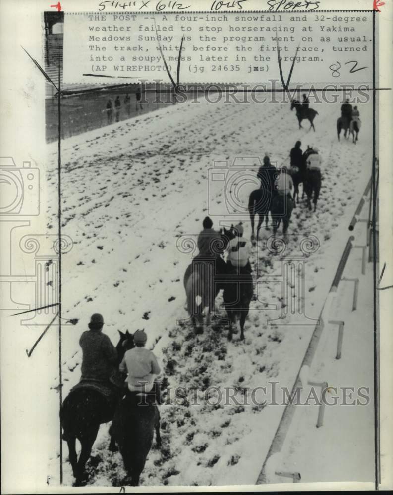 1973 Press Photo Snowfall in horseracing event at Yakima Meadows - pis08332- Historic Images