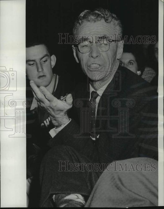1958 Press Photo Basketball Jack Friel protests a foul call, Washington- Historic Images
