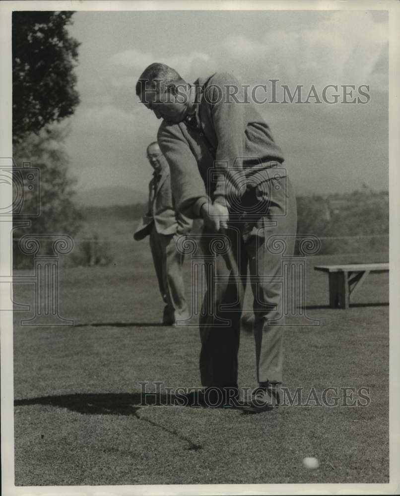Press Photo Golfer Ray Honsberger in action - pis08418- Historic Images