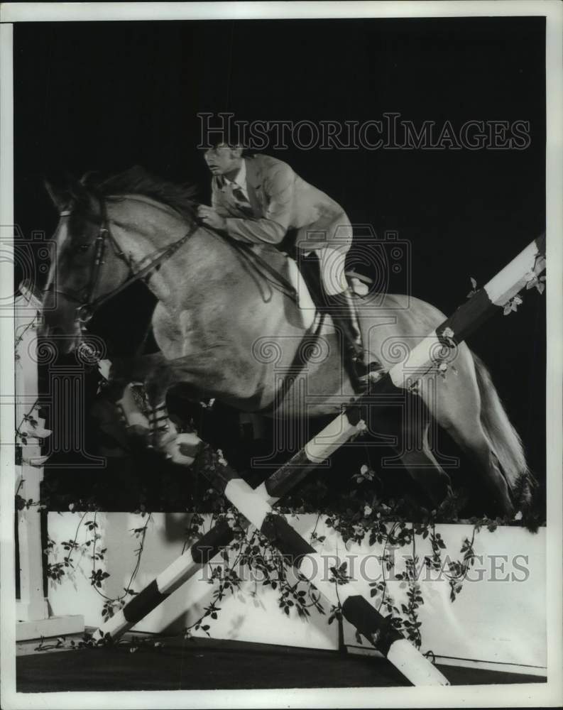 1972 Press Photo Jockey Dino Cristiani &amp; racehorse Mr. Magoo - pis08471- Historic Images