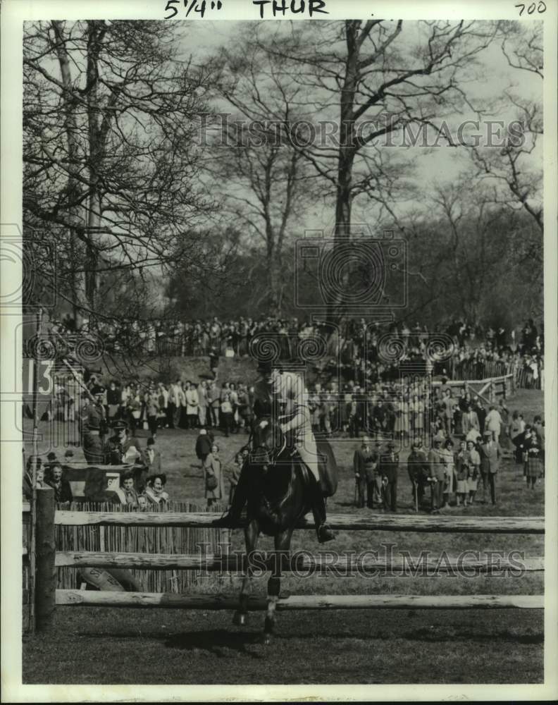 1972 Press Photo Participant and viewers of Spring Horses Trial, Great Britain- Historic Images