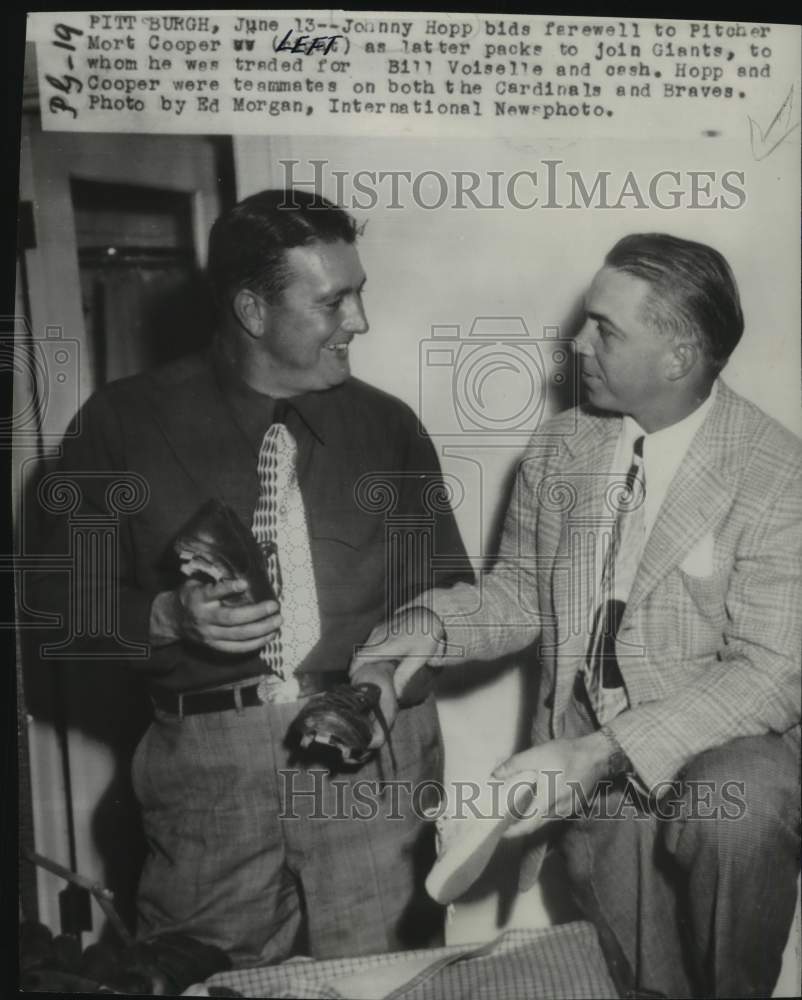 1947 Press Photo Johnny Hopp bids farewell to Pitcher Mort, baseball, Pittsburgh- Historic Images