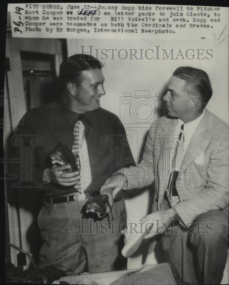 1947 Press Photo Johnny Hopp bids farewell to Pitcher Mort, baseball, Pittsburgh- Historic Images
