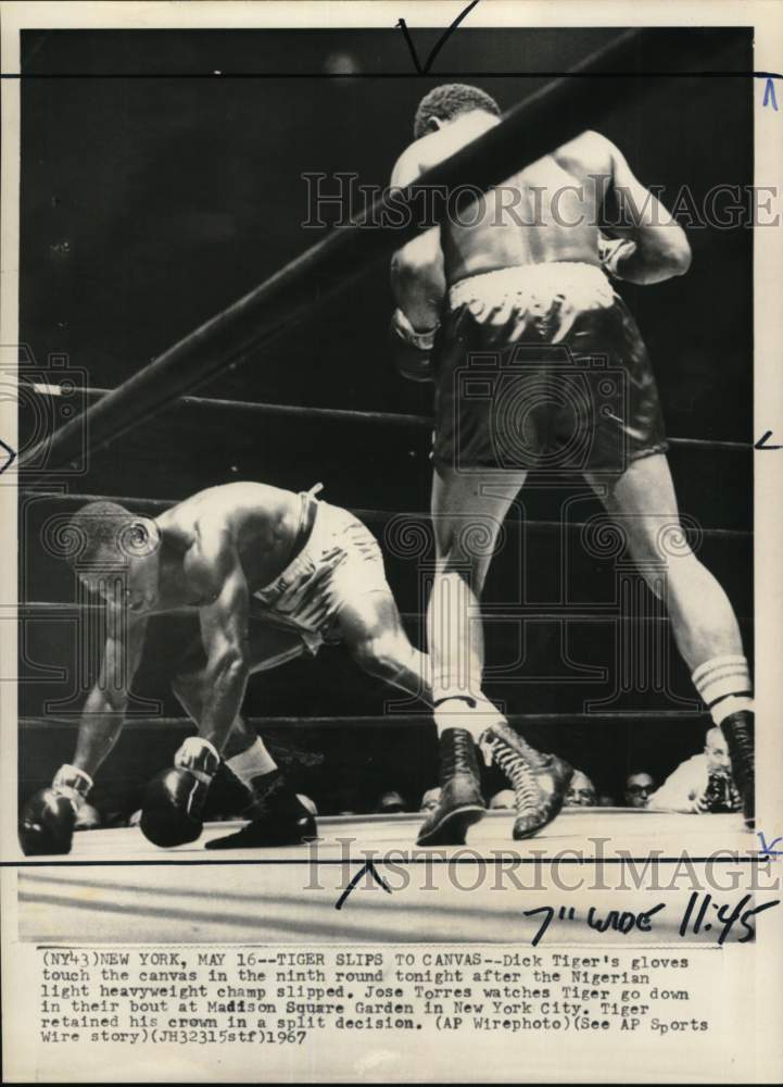 1967 Press Photo Boxers Dick Tiger &amp; Jose Torres, boxing bout, New York- Historic Images