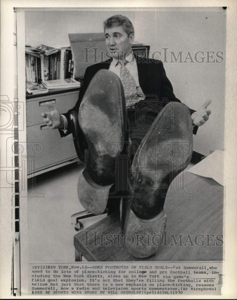 1970 Press Photo Sports commentator Pat Summerall at desk, New York - pis08837- Historic Images