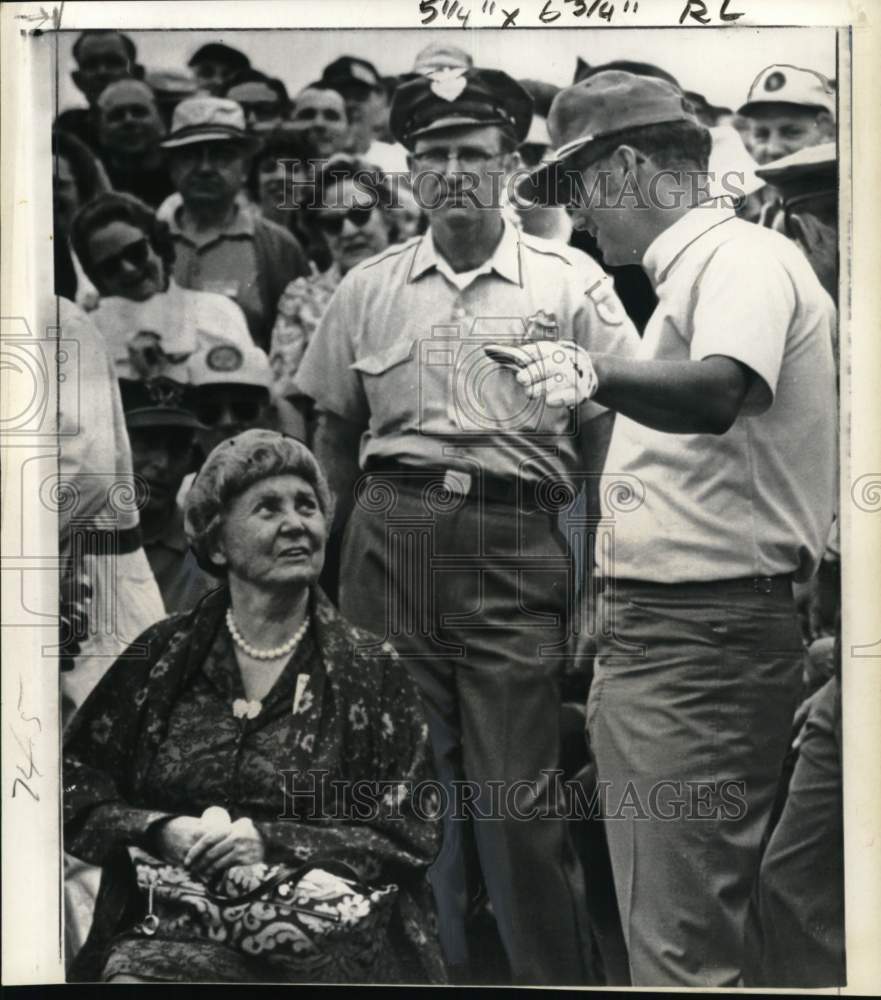 1969 Press Photo Tommy Aaron asks lady to hold golf ball, Masters Tournament- Historic Images