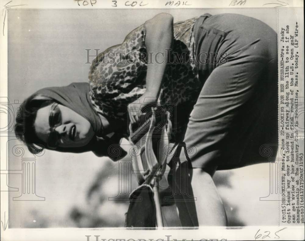 1963 Press Photo Wife of golfer Jacky Cupit watch his US Open golf tourney, MA- Historic Images