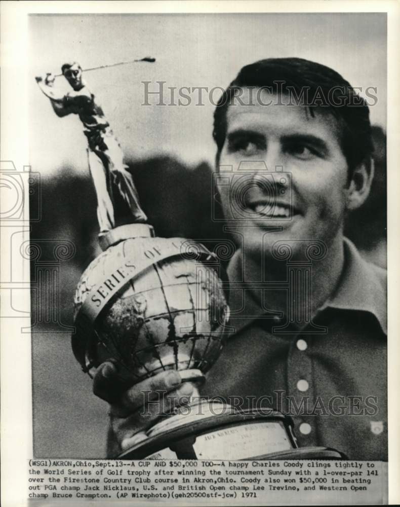 1971 Press Photo Charles Coody with his World Series of Golf trophy, Akron, Ohio- Historic Images