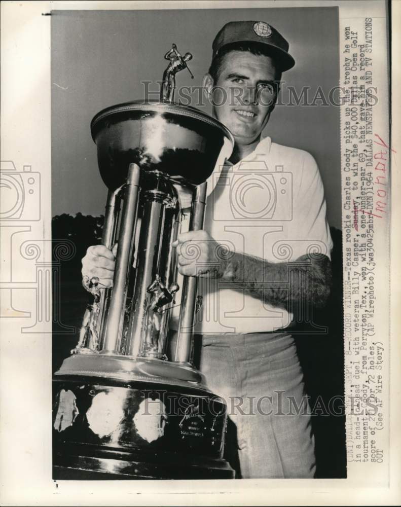 1964 Press Photo Charles Coody with his Dallas Open golf trophy, Texas- Historic Images