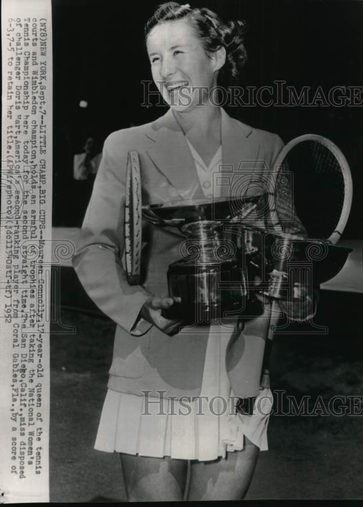 1952 Press Photo Maureen Connolly holds trophies, National Women&#39;s Tennis, NY- Historic Images