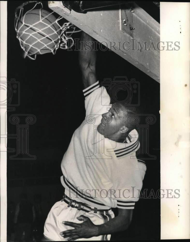 1964 Press Photo Basketball player John Tresvant - pis08923- Historic Images