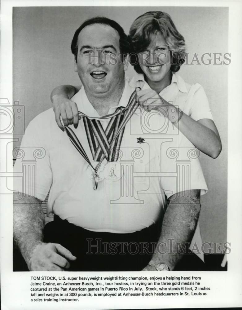1975 Press Photo Weight Lifting Champion Tom Stock And Tour Hostess Jamie Craine- Historic Images