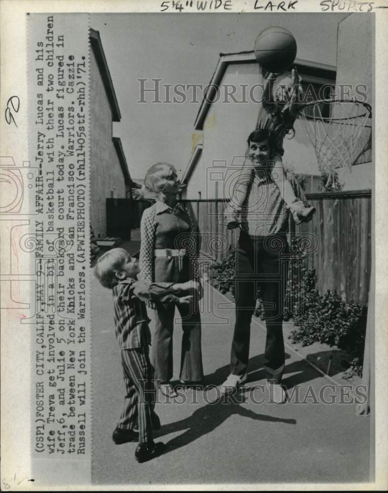 1971 Press Photo Basketball player Jerry Lucas, wife Treva, children, California- Historic Images